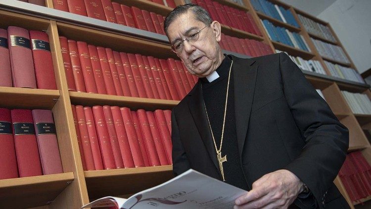 2021.10.18 Pontificio Consiglio Dialogo Interreligioso - il cardinale Ayuso davanti agli scaffali della biblioteca