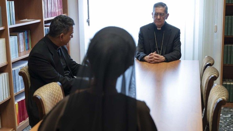 Cardeal Ayuso em uma reunião no Dicastério