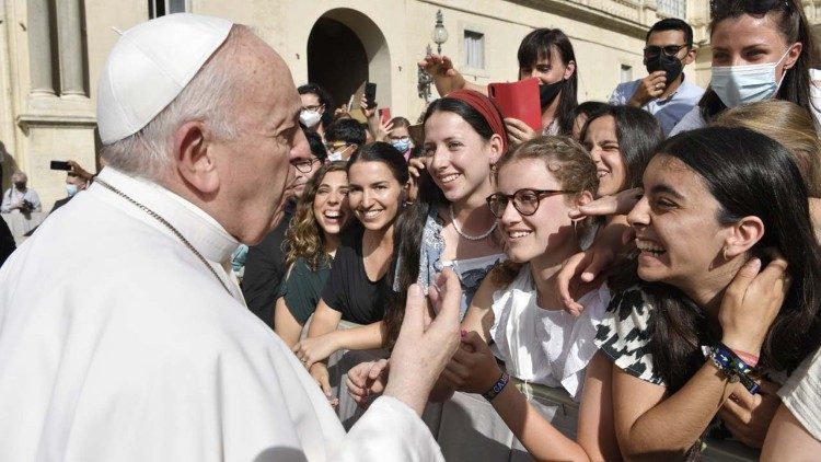 Popiežius sveikina grupę jaunų moterų