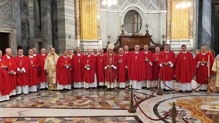 A lengyel püspökök harmadik csoportja közös római szentmisén   