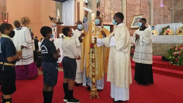 D. Filomeno do Nascimento Vieira Dias, Arcebispo de Luanda (Angola),  abertura do Sínodo, na igreja da Sagrada Família