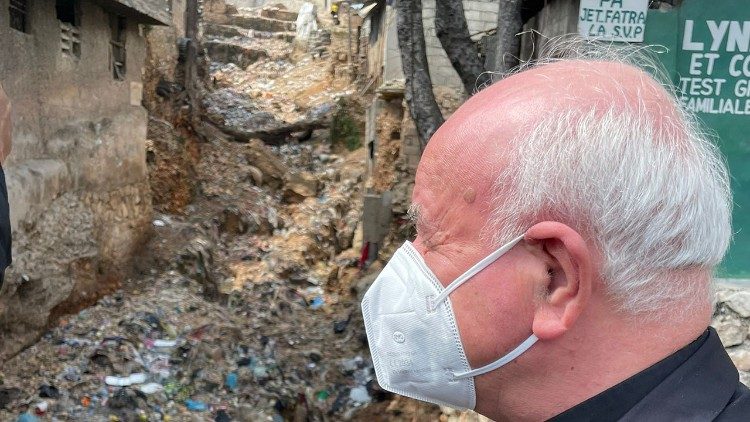 Monseñor Paglia en una zona degradada de Haití
