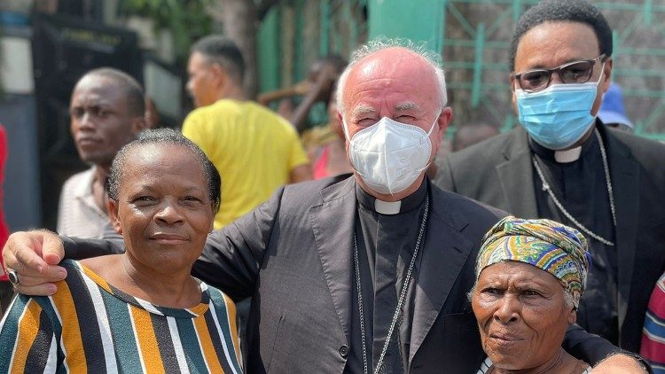 교황청 생명학술원장 빈첸초 팔리아 대주교의 아이티 방문