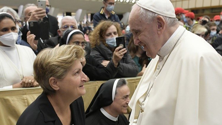 Der Papst mit einer Redakteurin des albanischen Programms von Radio Vatikan an diesem Mittwoch