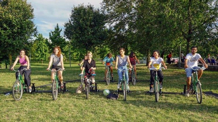Il Bike power: l'energia delle pedalate per alimentare lo schermo del cinema all'aperto