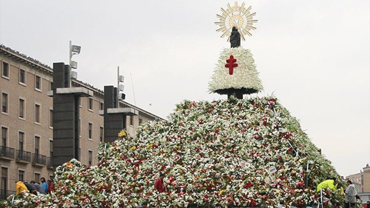 L'effige miracolosa della Vergine del Pilar portata in processione 