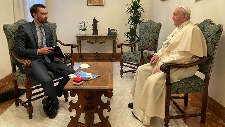 Za argentinsko agencijo Telam se je s papežem Frančiškom pogovarjal novinar Hernan Reyes Alcaide