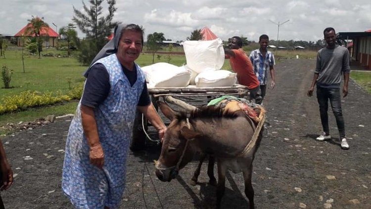Suor Rosaria con un carretto di aiuti per le famiglie più bisognose