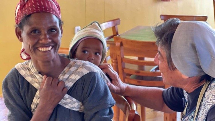 Irmã Rosária com uma jovem mãe e sua filha na missão "Maria nossa Mãe" na Etiópia