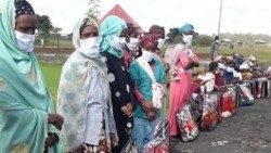 Missioni-Etiopia-suor-Rosaria-Assandri-salesiana-donne-fila-aiuti-acqua.jpg