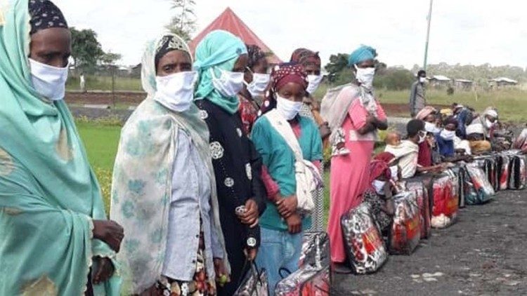 Le file di donne in attesa di ricevere pane e acqua nella missione di suor Rosaria