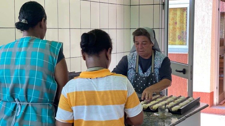 Suor Rosaria e alcune giovani panettiere nel forno della missione