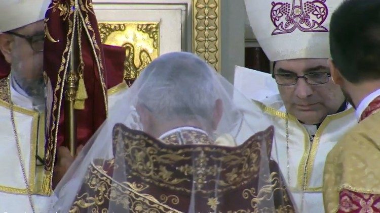 Momento do rito de posse do Patriarca Raphael Bedros XXI MInassian