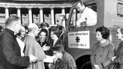 Il-camion-donato-da-Paolo-VI-a-Caritas-Internationalis-1966AEM.jpg