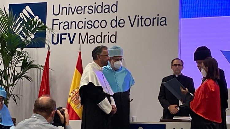 Церемония по връчването на почетна докторска титла на Кико Аргуельо и равин Давид Розен