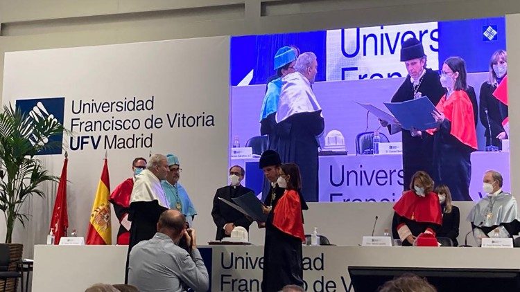 Церемония по връчването на почетна докторска титла на Кико Аргуельо и равин Давид Розен