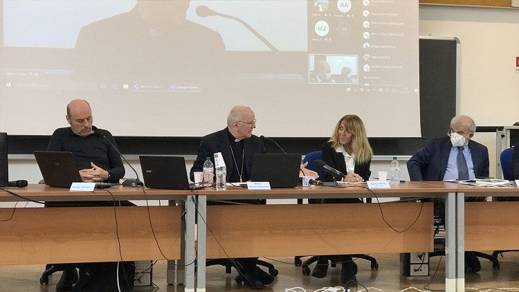Il tavolo dei relatori alla presentazione dell'indagine. Al centro della foto monsignor Nunzio Galantino 