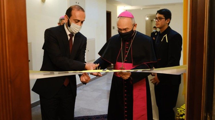 Il sostituto Peña Parra inaugura la nuova sede della Nunziatura Apostolica in Armenia