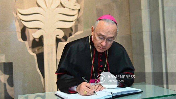 Monsignor Peña Parra firma il Libro d'Onore