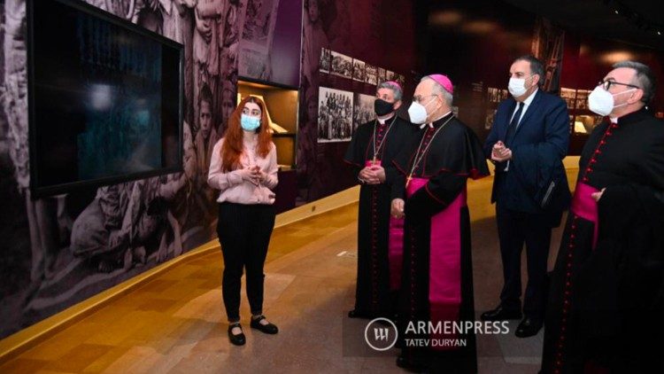 Monsignor Peña Parra al Museo del Memoriale di Yerevan