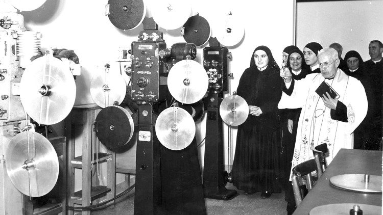 Alberione bendice las máquinas cinematográficas acompañado de las Hijas de San Pablo.