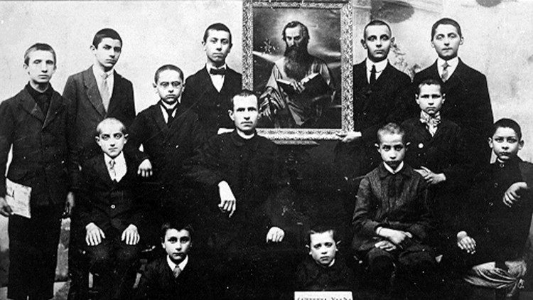 Blessed James Alberione with a group of the first members of the Society of Saint Paul, 1917