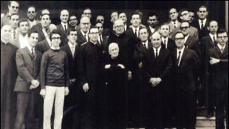 Beato Tiago Alberione com membros do Instituto de São Miguel Arcanjo