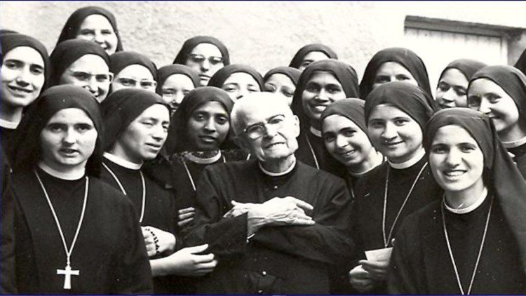 Beato Tiago Alberione com grupo das Pias Discípulas do Divino Mestre