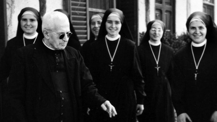 Blessed James Alberione with a group of Sisters of Mary, Queen of Apostles