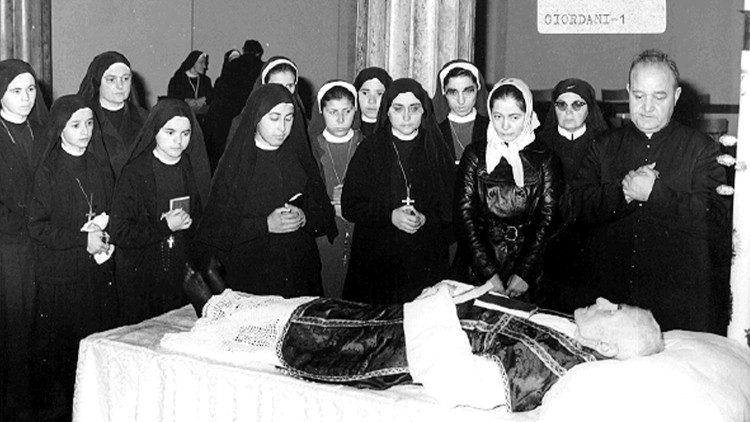  O corpo do Beato Tiago Alberione com os membros das Devotas Discípulas do Divino Mestre, 29 de novembro de 1971.