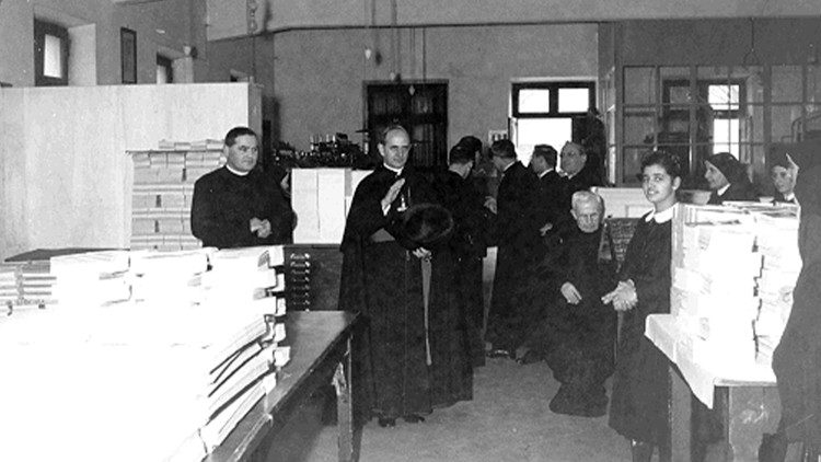 Mons. Montini, futuro Pablo VI, visita la tipografía de las Hijas de San Pablo en diciembre de 1954.