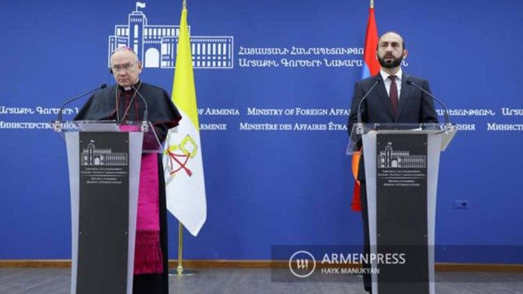 Monsignor Peña Parra con il ministro degli Esteri armeno, Ararat Mirzoyan