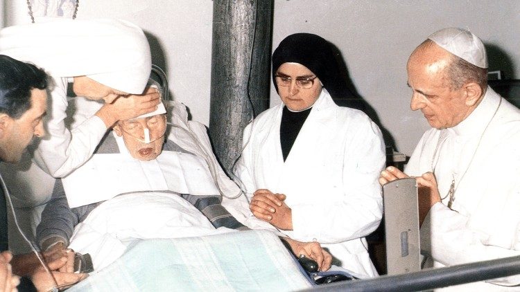 El Papa Pablo VI visita al Padre Alberione en el hospital (26 de noviembre de 1971)