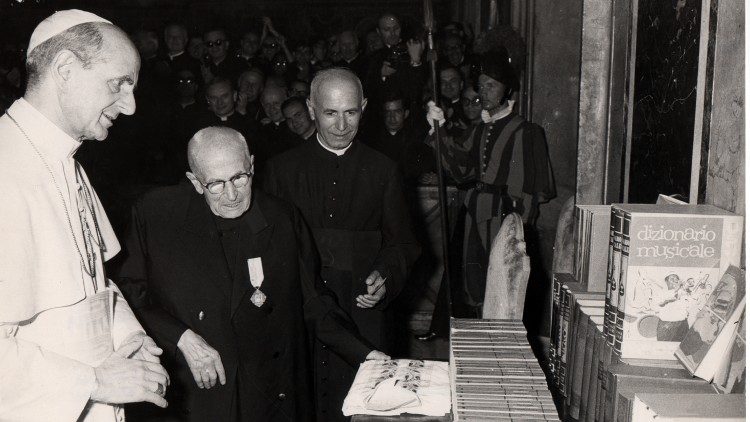 1969년 6월 28일 ‘교회와 교황을 위한 십자가’ 훈장 수여식에서 성 바오로 6세 교황과 함께한 복자 알베리오네 신부