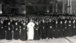 Papa-Paolo-VI-con-membri-degli-Istituti-della-Famiglia-PaolinaAEM.jpg