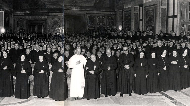 Papa Paulo VI com membros da Família Paulina, tendo o Beato Tiago Alberione a seu lado