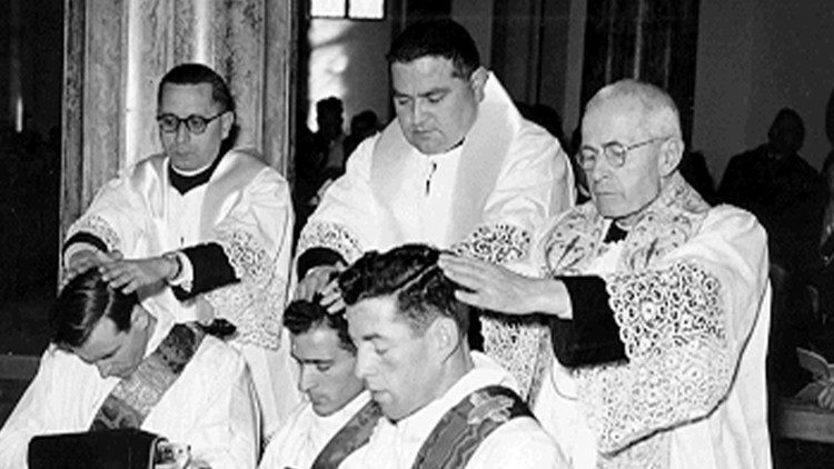 First ordination held in the crypt of the Shrine of the Queen of Apostles with Blessed James Alberione presente, 24 January 1954