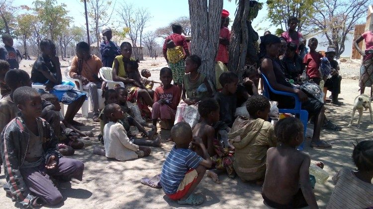People in the drought-hit Angolan region waiting for aid (Mission of St. Anthony of Gambos)