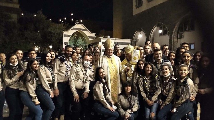 Kardinal Sandri mit jungen Leuten in Syrien