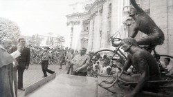 Paolo-VI-benedice-il-monumento-al-ciclista-4-luglio-1973AEM.jpg