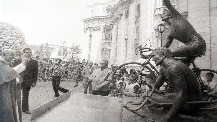 Paolo VI benedice il monumento al ciclista che sarà posto nel piazzale del Santuario del Ghisallo (4 luglio 1973)