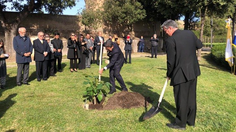 El Embajador de El Salvador planta el árbol nacional
