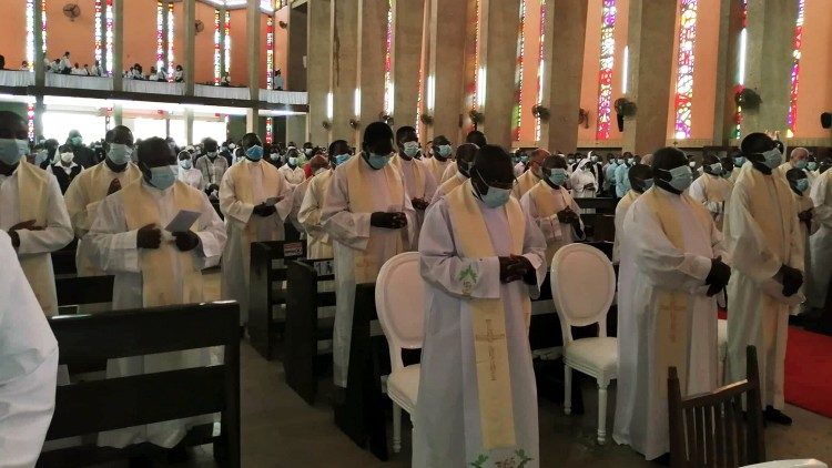 Sacerdotes durante uma celebração em Luanda (Angola)