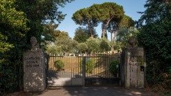 Cimitero-militare-francese-di-Roma-GRB0594aem.jpg