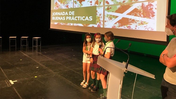 Daniela, Inés e Lucía participam do “Dia das Boas Práticas” organizado pelo Colégio Santo Inácio