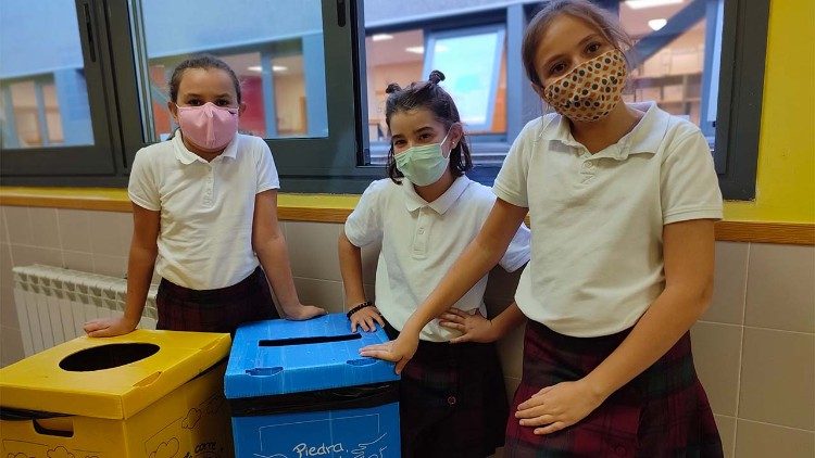 Daniela, Inés und Lucía vor Mülltrennungsboxen in ihrer Schule