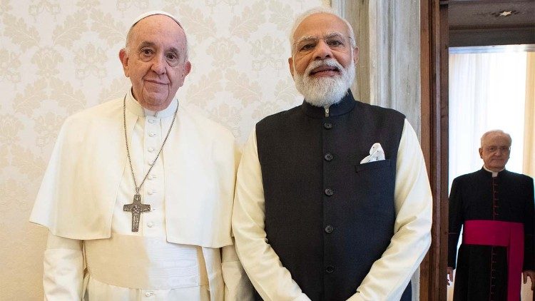 Franziskus letztes Jahr mit Modi im Vatikan