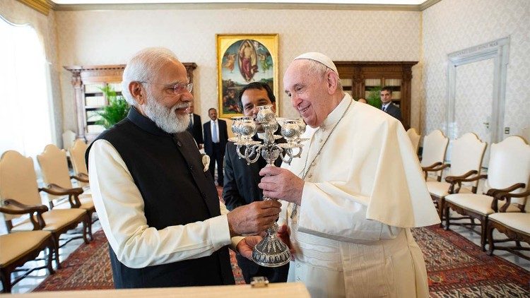 2021.10.30 Papa Francesco incontra S.E il Signor Narendra Modi  primo Ministro dell 'India