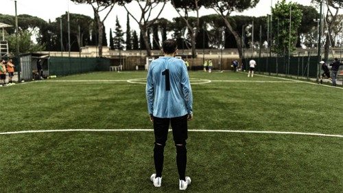 Calcio e maglia azzurra per tornare sotto i riflettori della vita