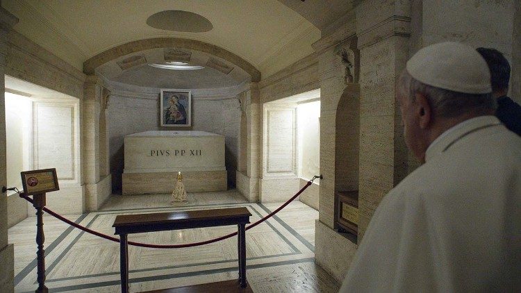 Am Grab Pius XII.'